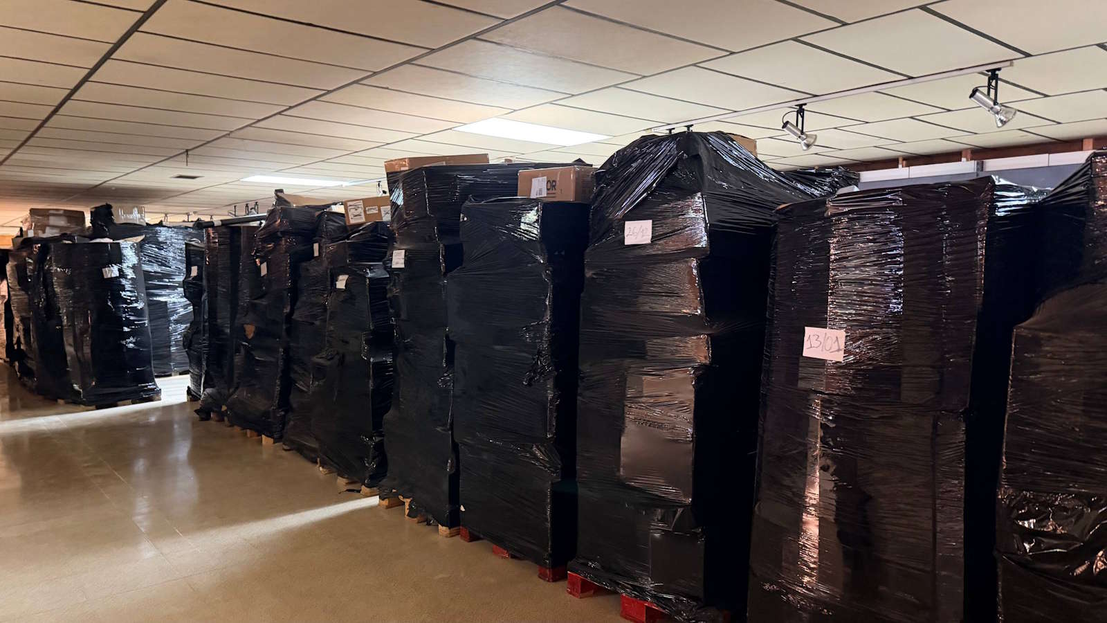 En este nuevo outlet de liquidaciones también puedes comprar palés completos de devoluciones de Amazon