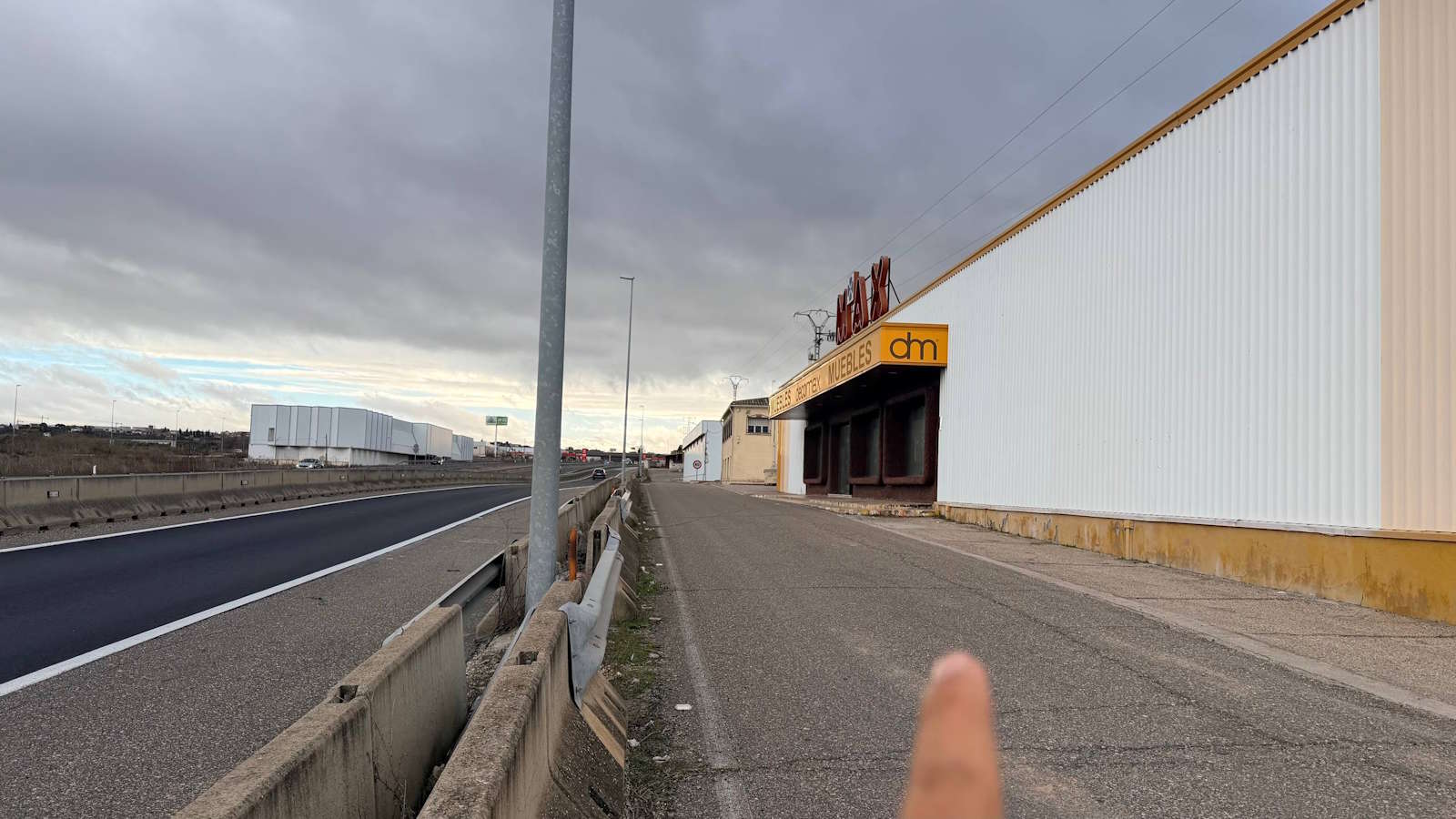 Fachada del mega outlet de liquidaciones y devoluciones en salida 57 Olías del Rey Toledo