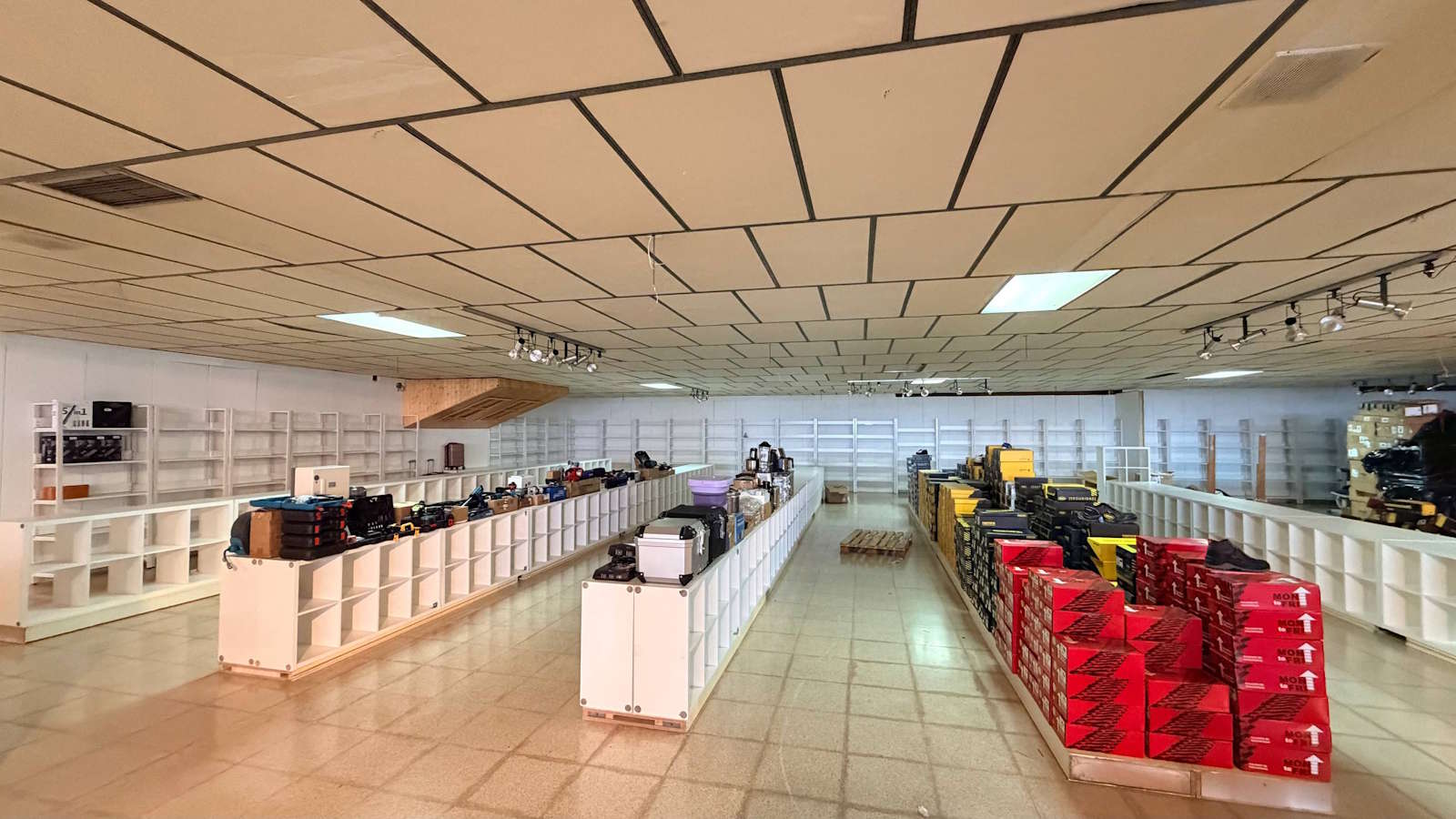 Mil quinientos metros cuadrados llenos de liquidaciones y devoluciones de Amazon y demás plataformas online en el Outlet de Toledo