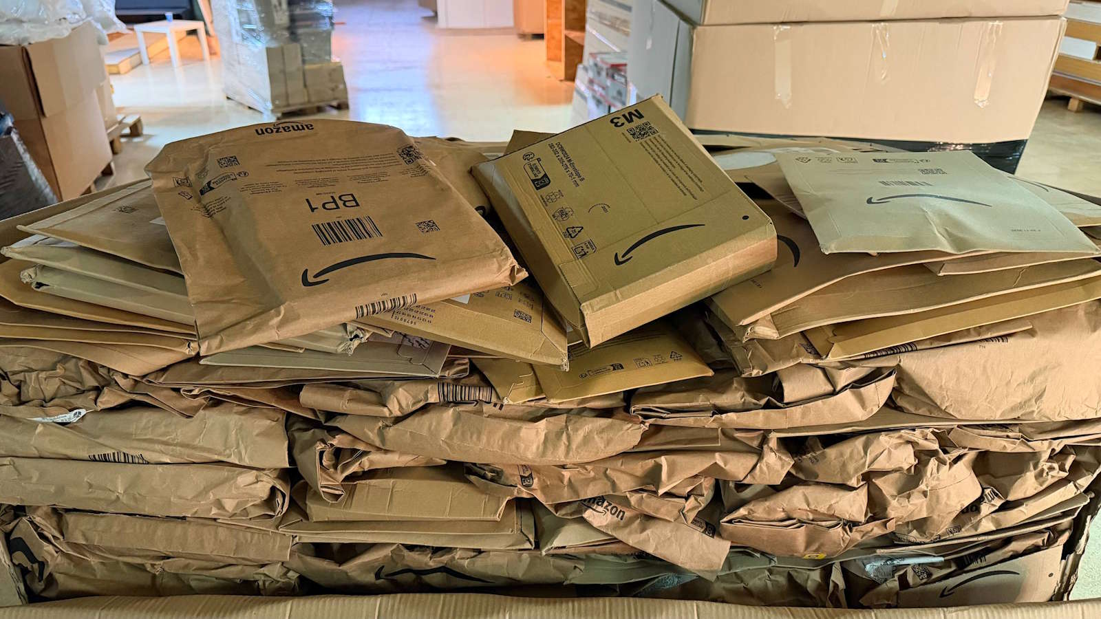 Sección de paquetes perdidos de Amazon en el nuevo outlet de liquidaciones de Toledo