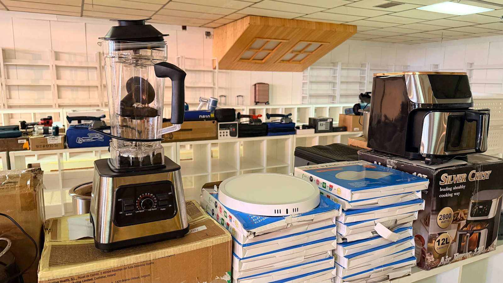 Sección de pequeños electrodomésticos en el nuevo outlet de liquidaciones de Toledo