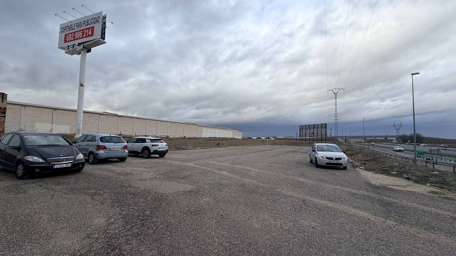 Zona de parking del nuevo outlet de liquidaciones en Olías del Rey Toledo