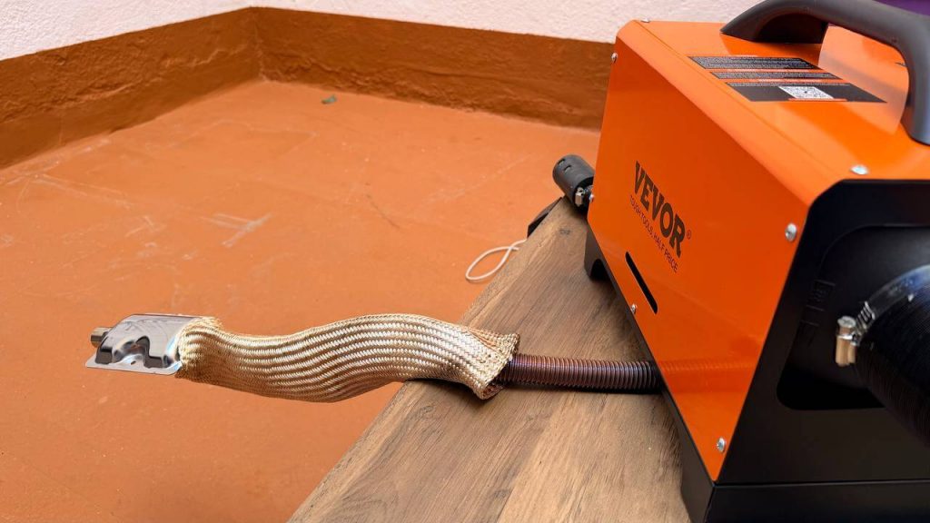 Tubo de escape de calefacción estacionaria instalado hacia el exterior para evitar monóxido de carbono