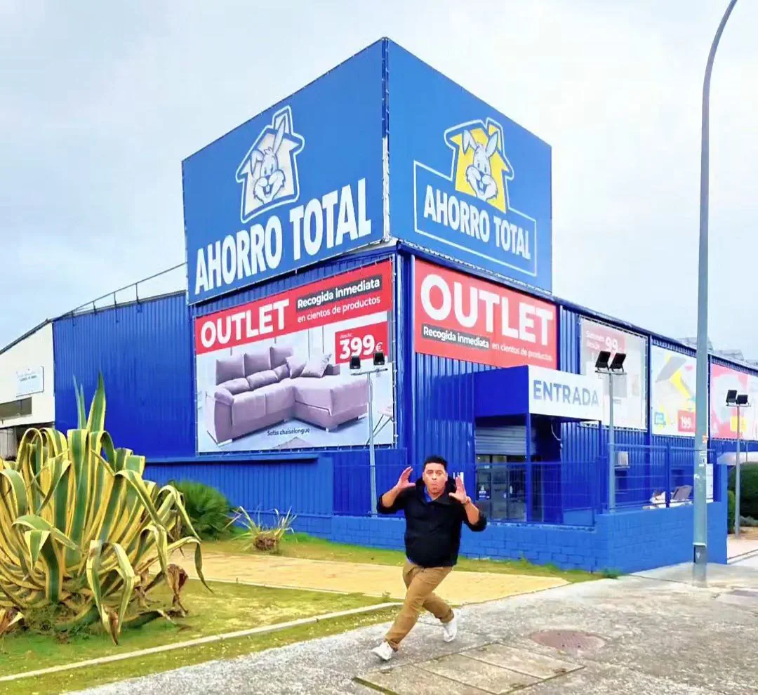 Fachada exterior del outlet Ahorro Total en Parla, Calle Lisboa 1, junto al Centro Comercial El Ferial