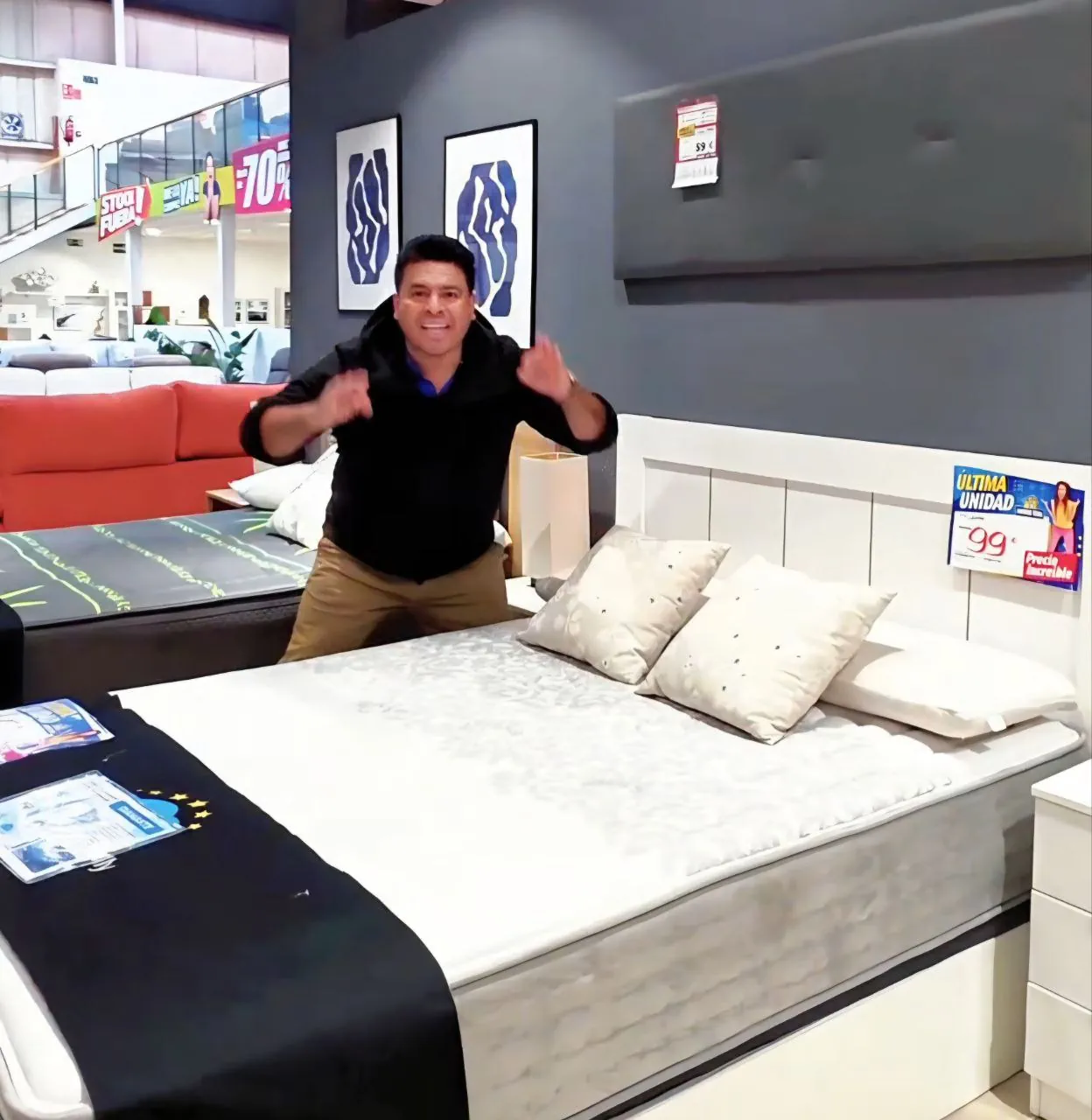 Zona de dormitorios y colchones en el outlet de muebles Ahorro Total Parla